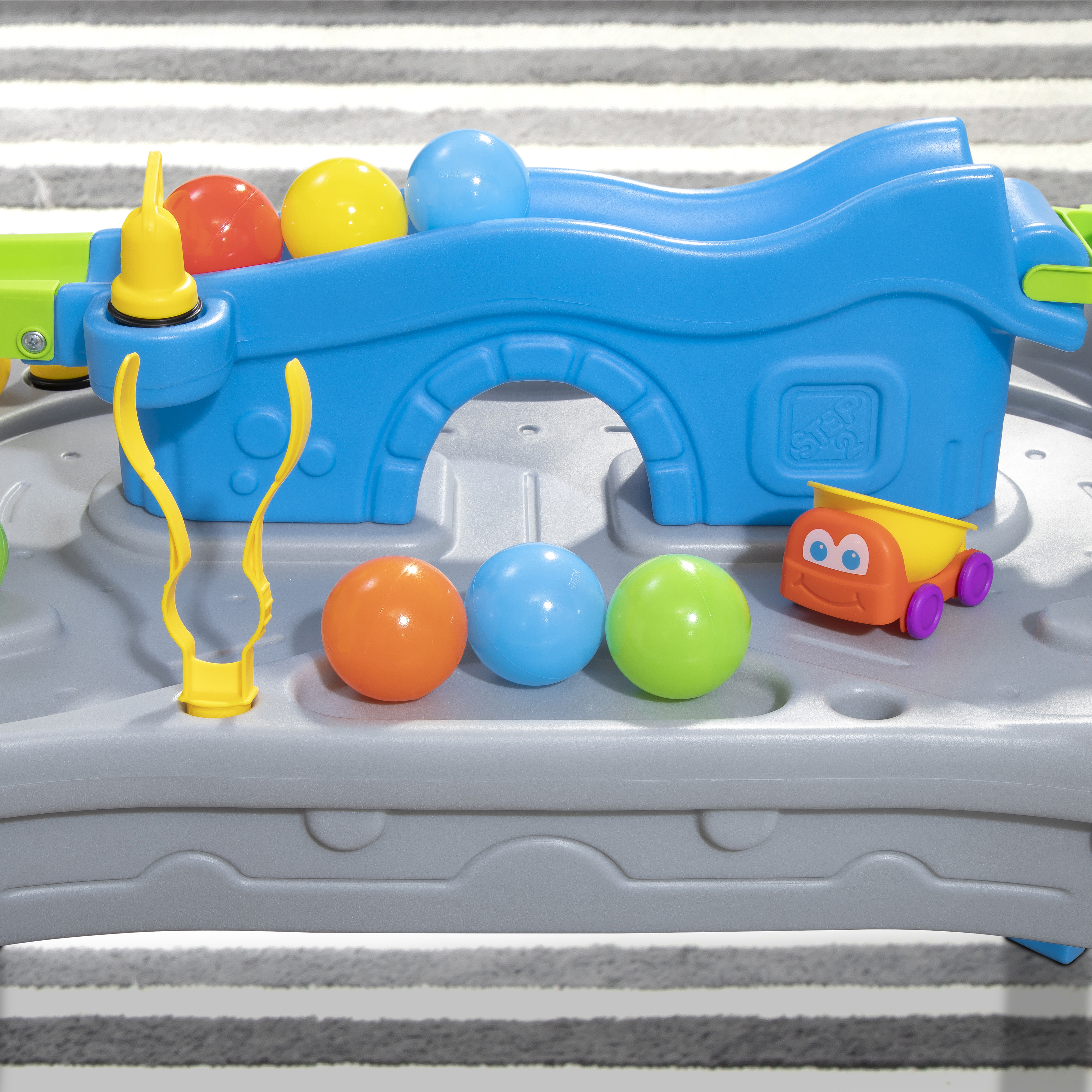 Step2 Ball Buddies Truckin' & Rollin' Play Table