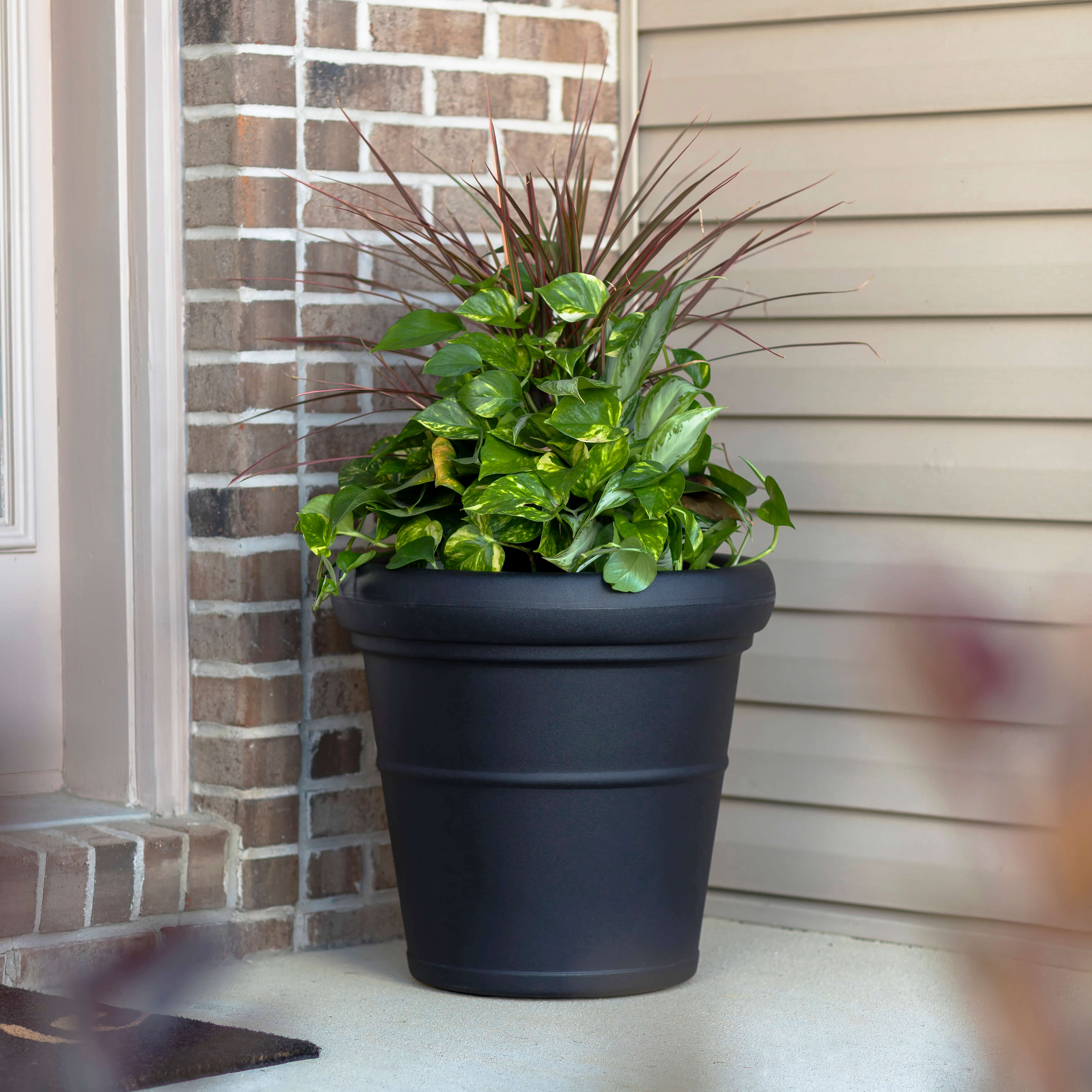 Claremont Planter - Onyx Black