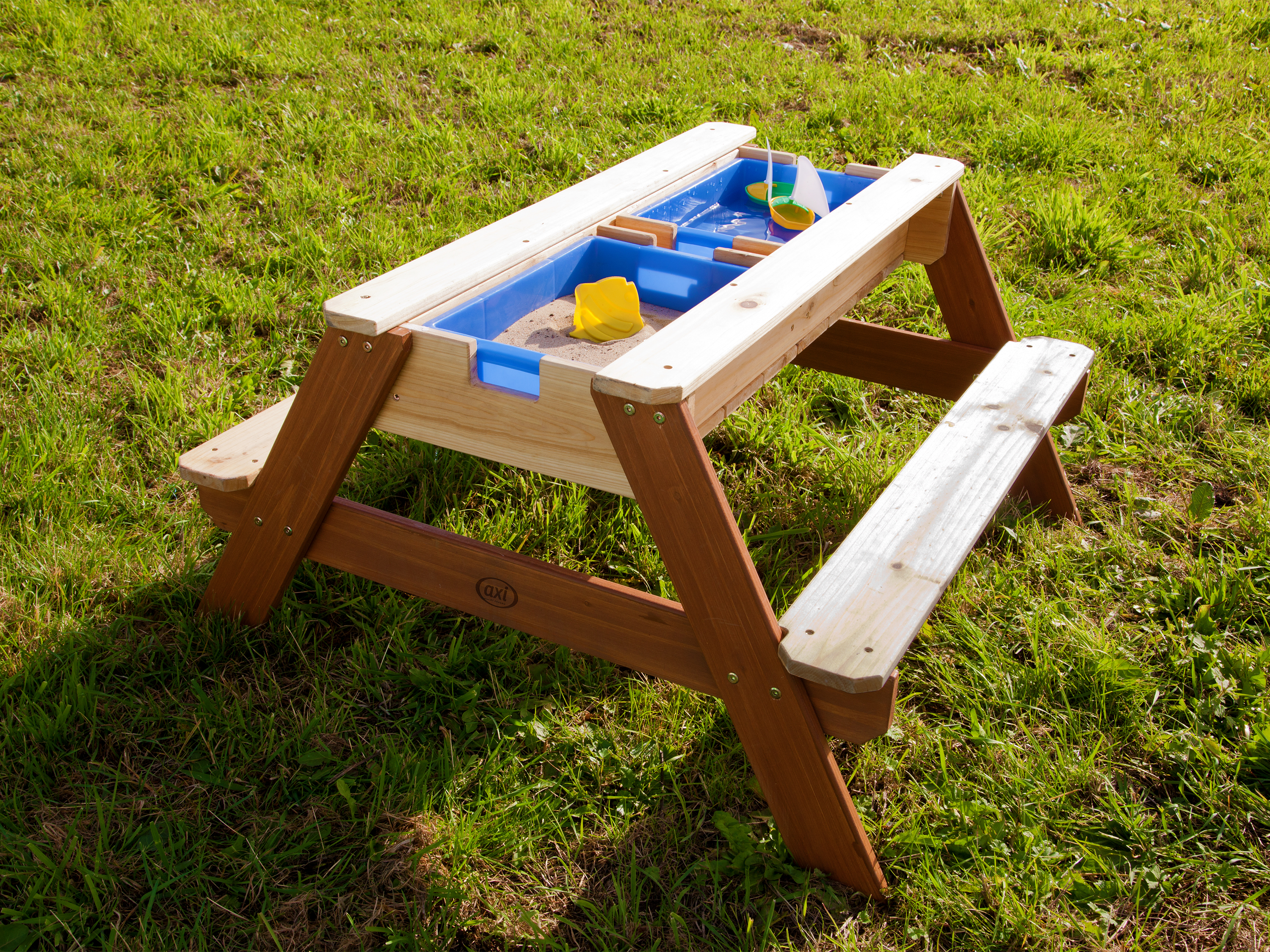 Nick Sand & Water Picnic Table Brown with Umbrella