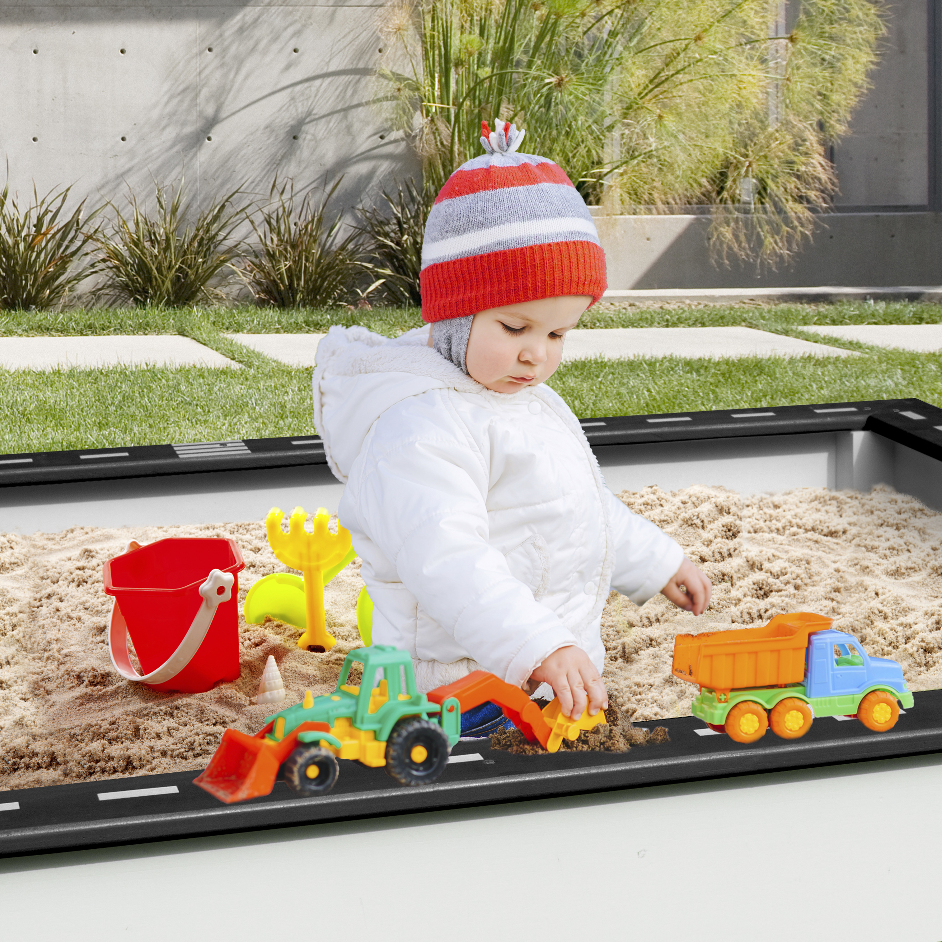 Sandy Sandbox with Race Track Black/white