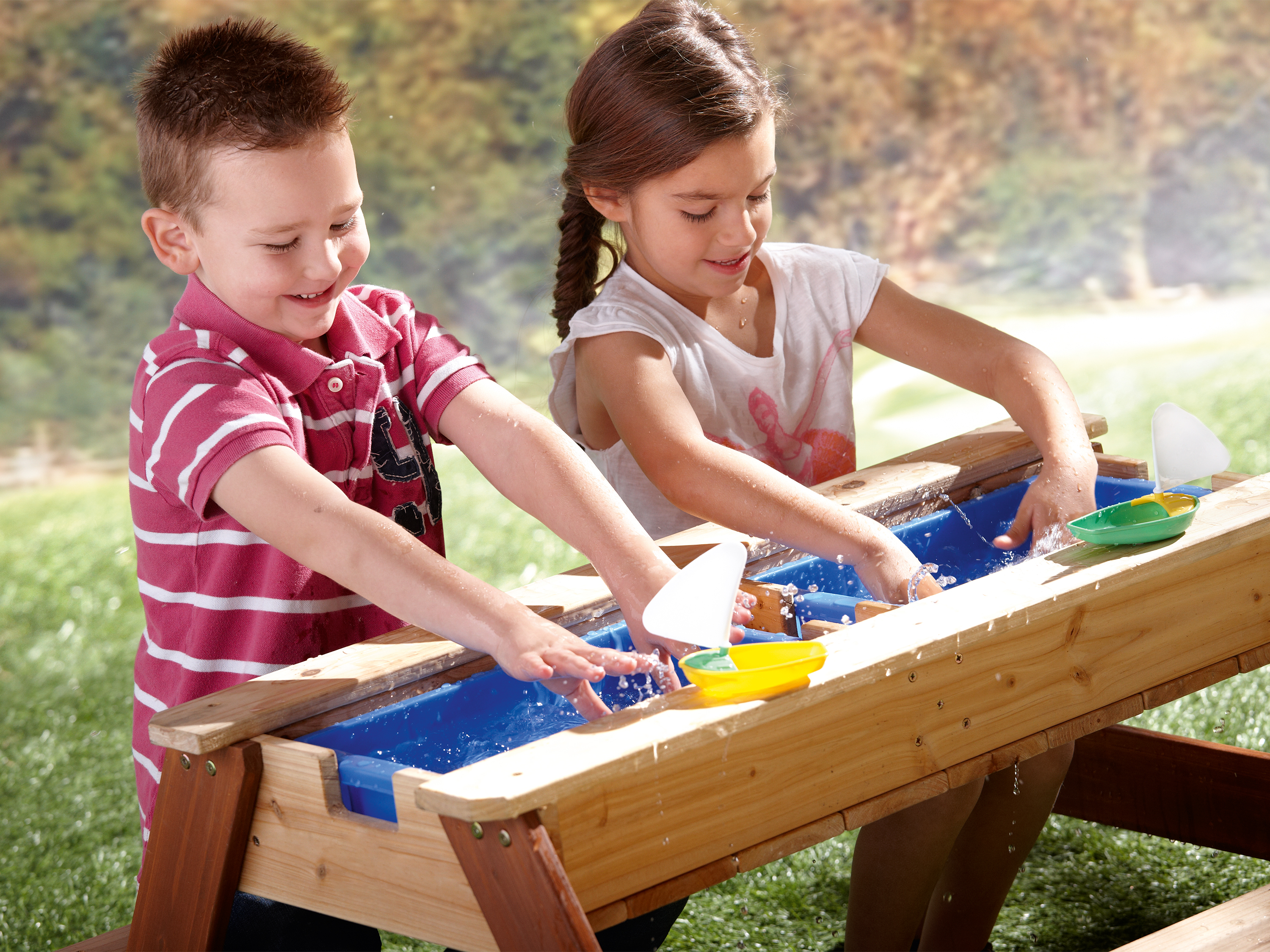 Nick Sand & Water Picnic Table Brown with Umbrella