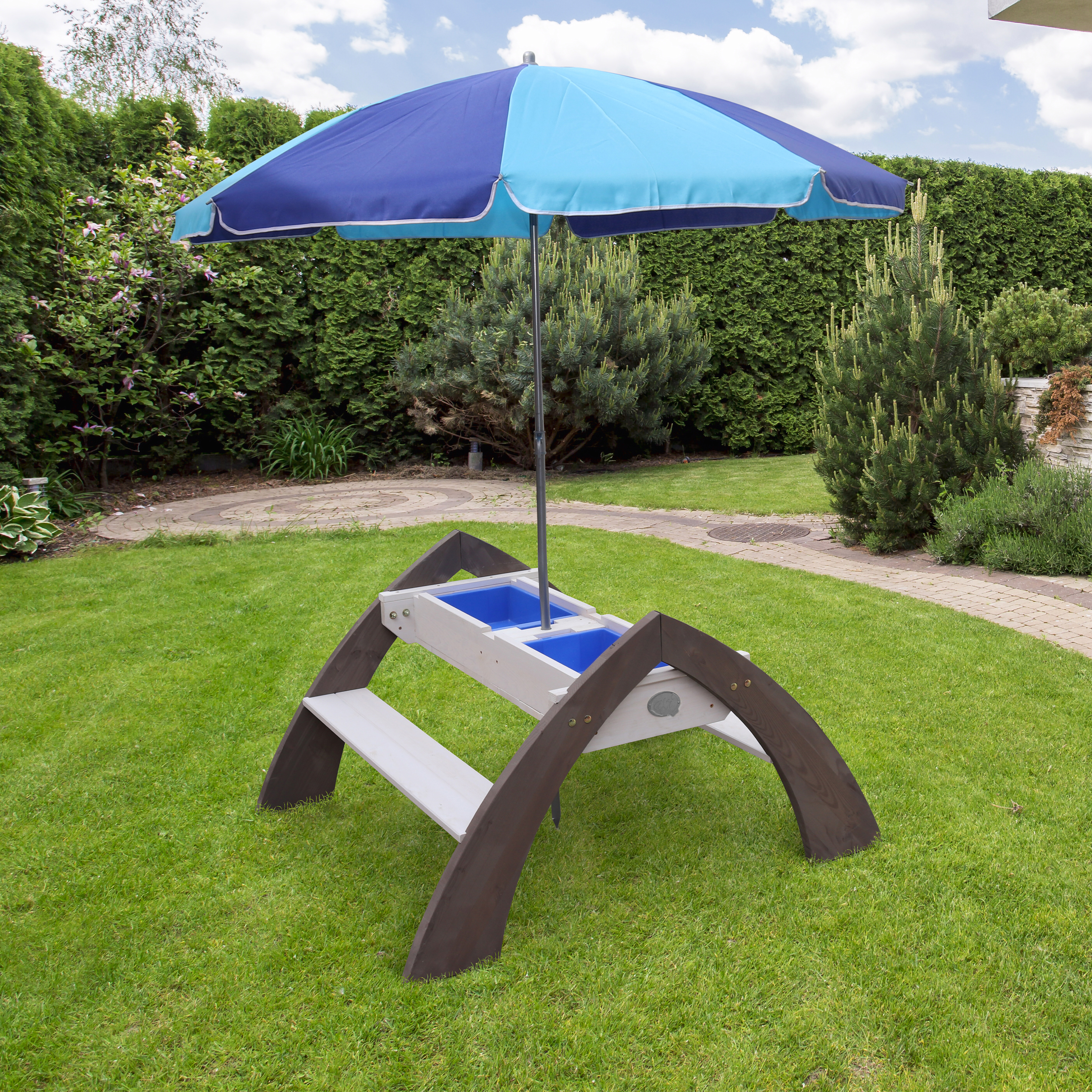 Delta Sand- & Water Picnic Table with Umbrella