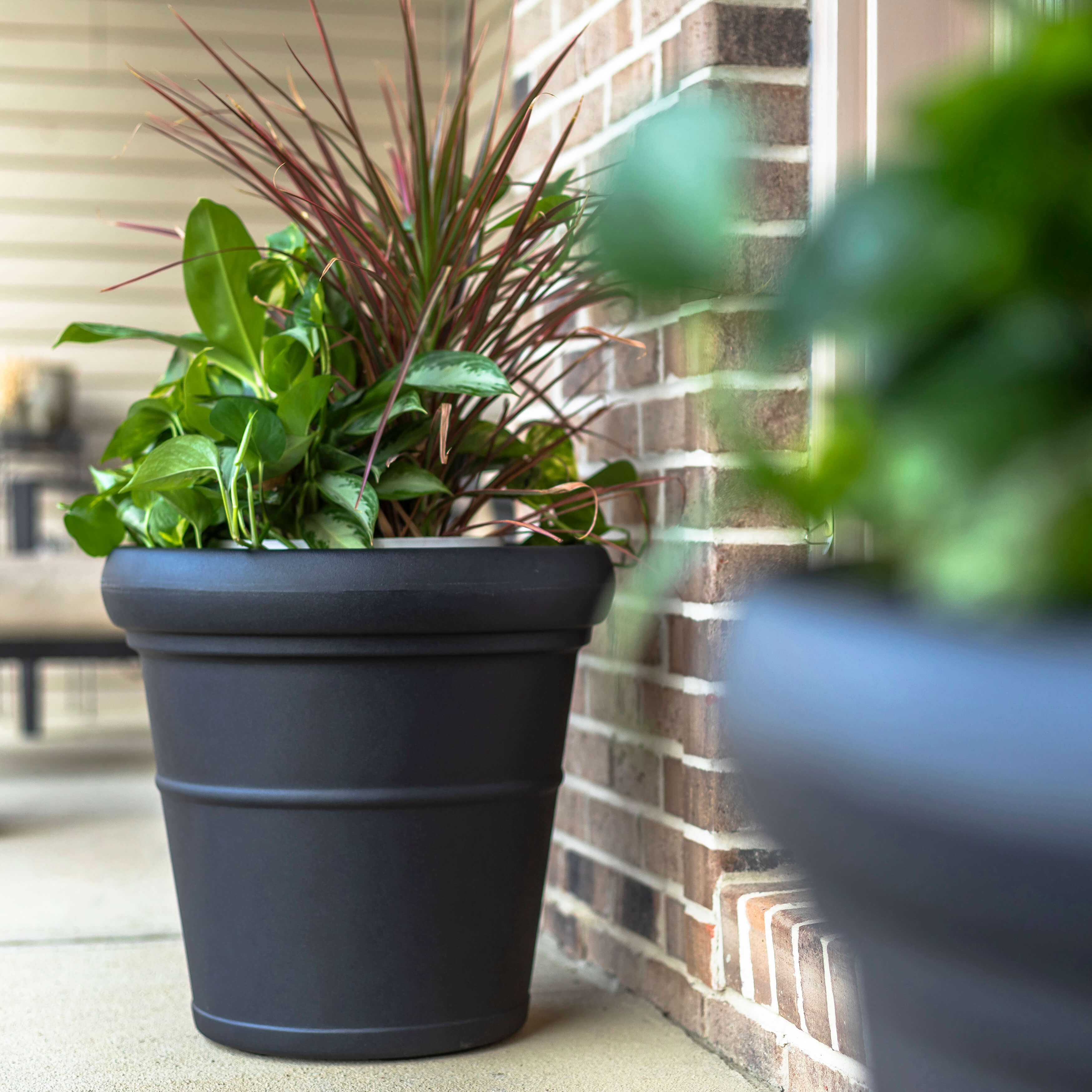 Claremont Planter - Onyx Black