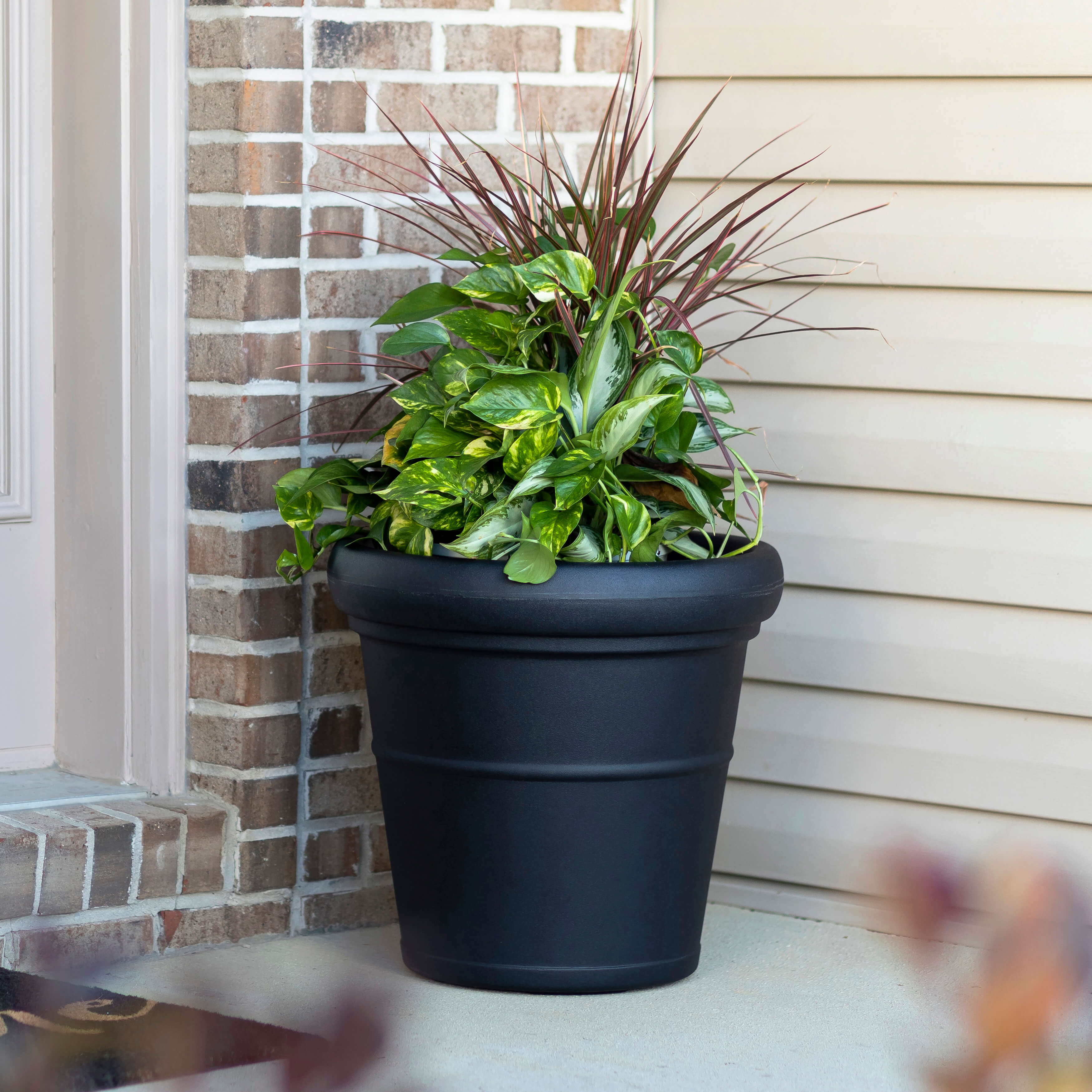 Claremont Planter - Onyx Black