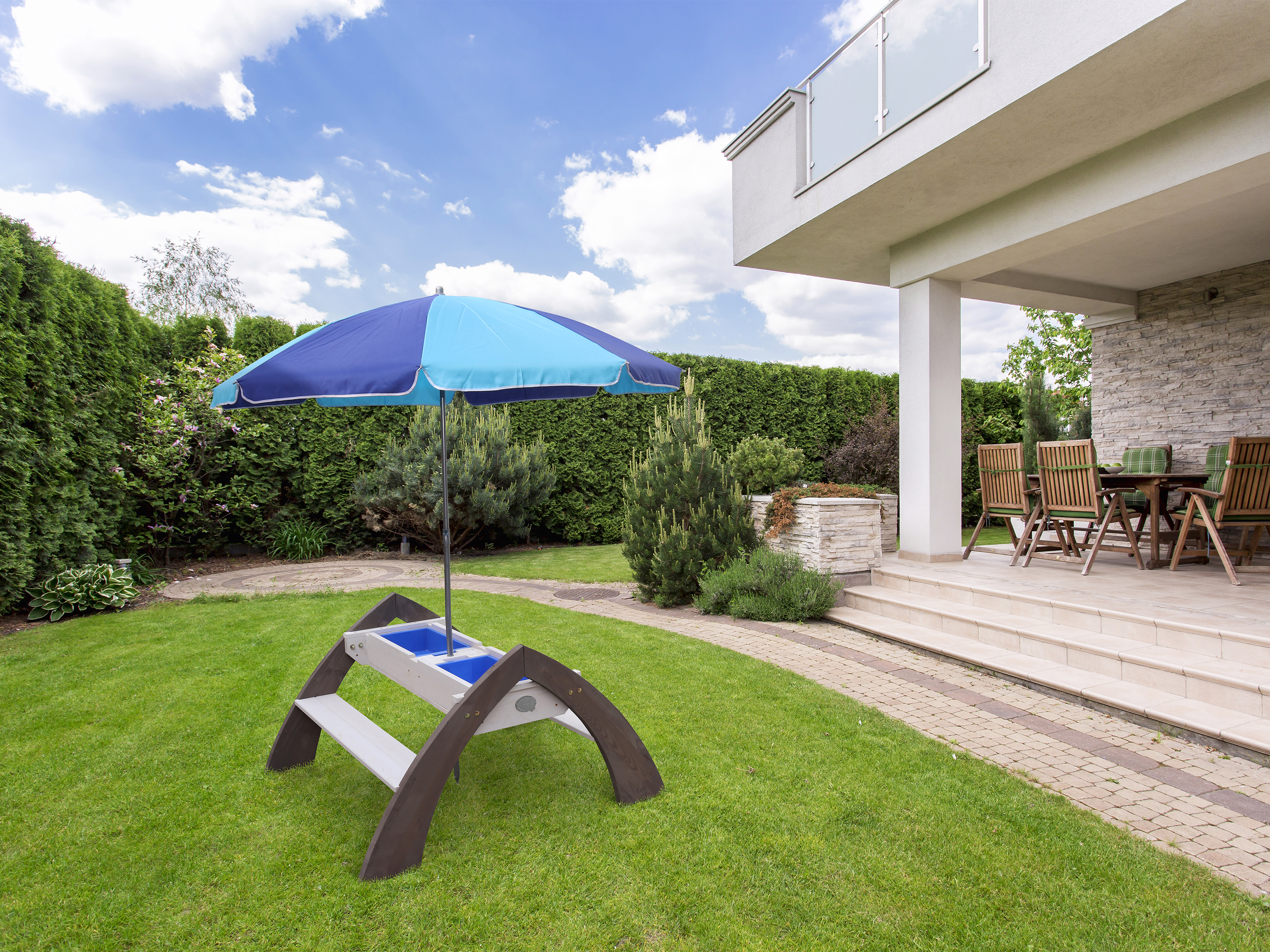 Delta Sand- & Water Picnic Table with Umbrella